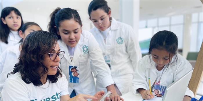 Acercamos a las niñas a la ciencia