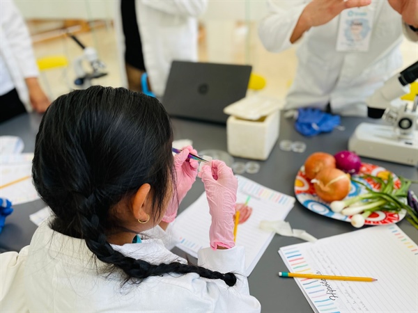 Pequeñas de Irapuato se acercan a la Genómica y Biología molecular con el DIF y el Cinvestav